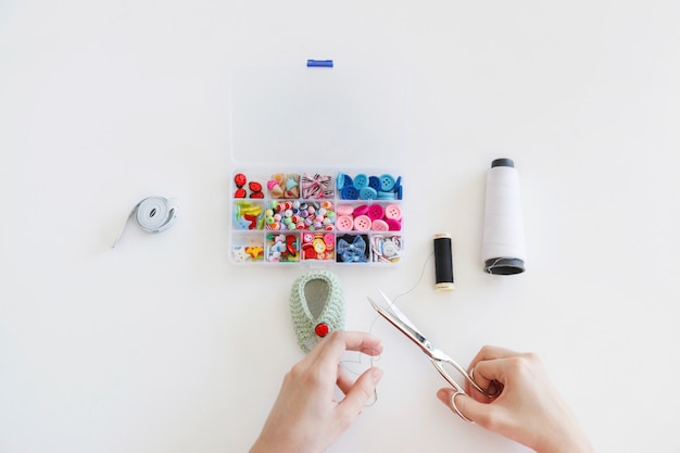 zestaw do haftu z kolorowymi nićmi